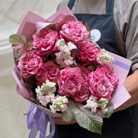 Букет «Черничные варенички», Цветы: Роза пионовидная, Маттиола, Малина