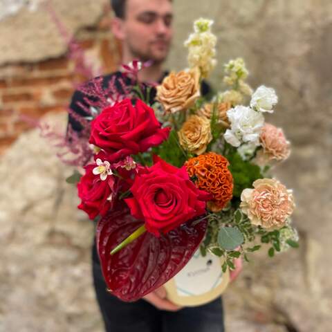 Коробка с цветами «Цветочные лакомства», Цветы: Роза, Антуриум, Целозия, Астильба, Диантус, Маттиола, Питтоспорум