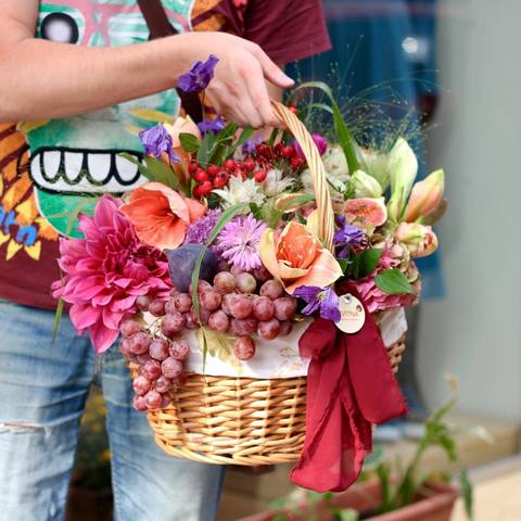 Кошик з квітами та фруктами, Цей кошик можна відправити навіть замість себе, якщо Ви за тисячі кілометрів (наприклад з США в Україну). Як побажання солодкого життя в день весілля.
