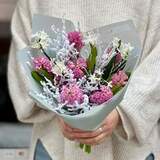 Photo of Fragrant pink and white bouquet with daffodils and hyacinths «Spring snow»
