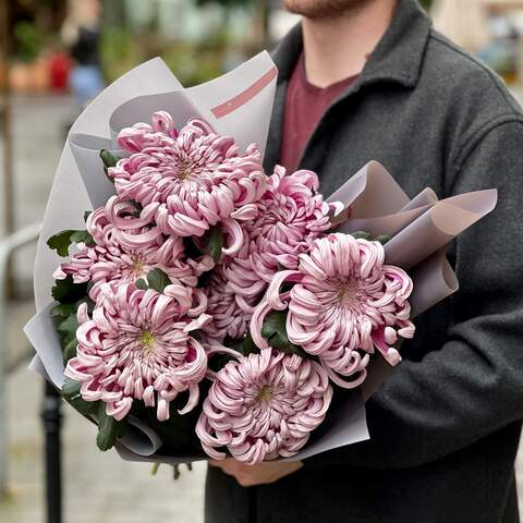 Photo of 7 chrysanthemums in a bouquet «Lilac pollen»