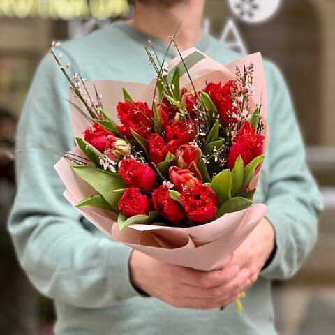 Червоний букет із тюльпанів та геністи «Яскравий спогад», Квіти: Тюльпан, Геніста
