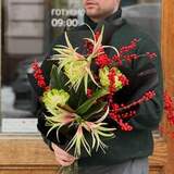 Photo of Contrasting bouquet of amaryllis and peony roses «Passionate winter»