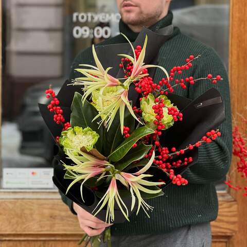 Contrasting bouquet of amaryllis and peony roses «Passionate winter», Flowers: Pion-shaped rose, Hippeastrum, Ilex, Magnolia
