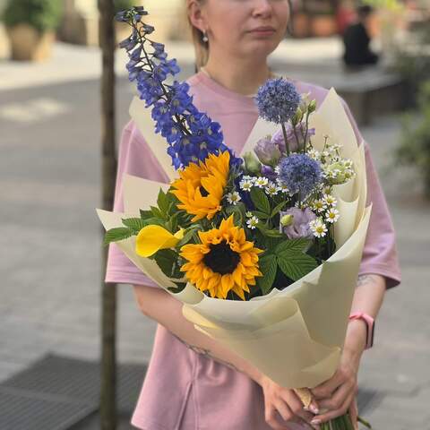 Field contrasting bouquet «Blue ray», Flowers: Helianthus, Zantedeschia, Eustoma, Tanacetum, Allium, Delphinium, Rubus Idaeus