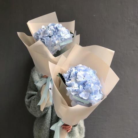 Set of compliment bouquets from 1 hydrangea, A great option to congratulate mom with her daughter, or sisters. Or female group - there can be any number of bouquets in the set.