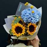 Photo of Bouquet with sunflowers and hydrangea «Sunny Sky»