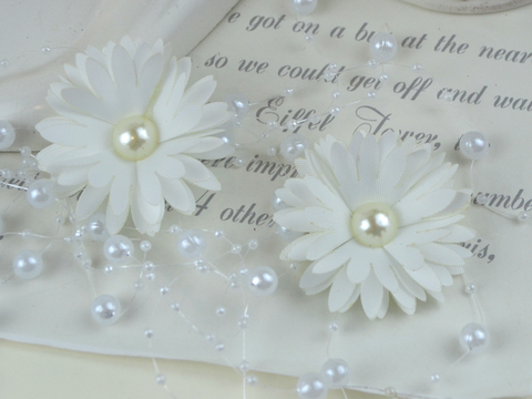 Квітка багатошарова з перлиною біла