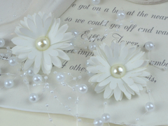 Квітка багатошарова з перлиною біла