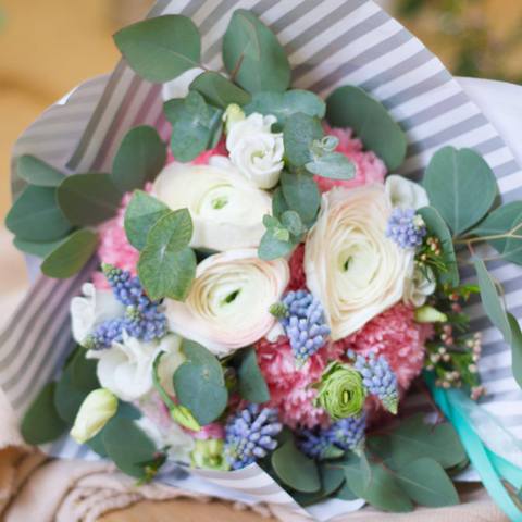 Bouquet with Ranunclus and Muscari, For the most delicate and romantic bouquet with cute muscari.