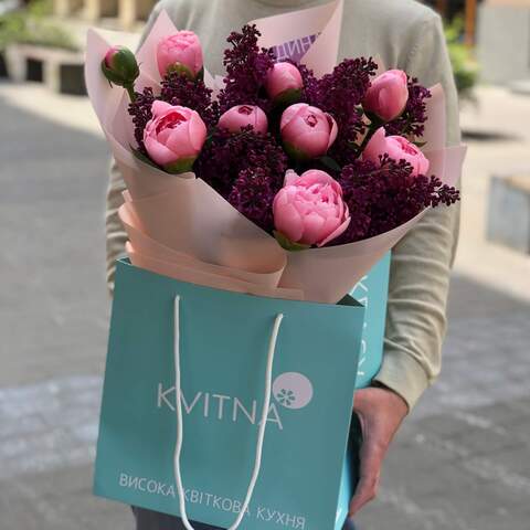 Photo of Fragrant contrasting bouquet «Sweet evening»