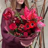 Photo of Bright red bouquet «Ruby Dawn»