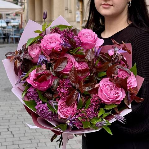 Пишний букет з трояндою Queens Crown «Розкішний вечір», Квіти: Клематіс, Бузок, Троянда піоновидна сорту Queens Crown, Слива