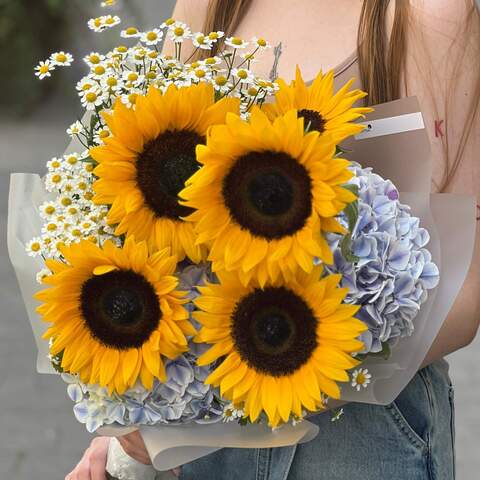 Interesting summer bouquet in contrasting colors «Olga's Sunshine», Flowers: Helianthus, Tanacetum, Hydrangea