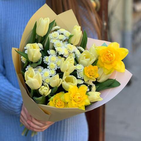 Букет «Весна на дому», Цветы: Тюльпан, Хризантема, Нарцисс