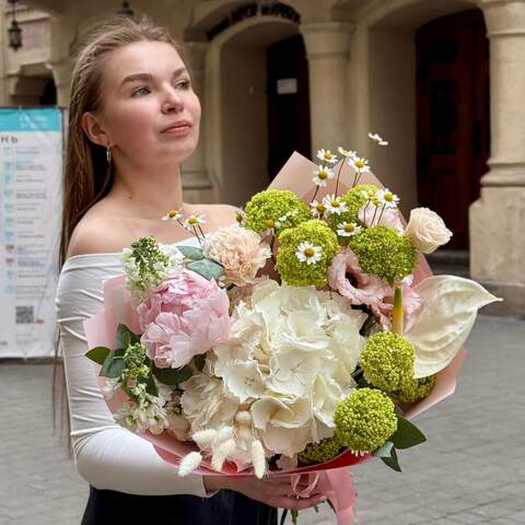 Photo of Світлий ніжний букет з гортензією, півонією та антуріумом «Тістечко для мами»