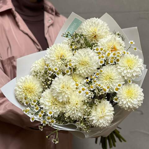 Light pastel bouquet with dahlias «Shimmering Field», Flowers: Tanacetum, Chamelaucium, Dahlia