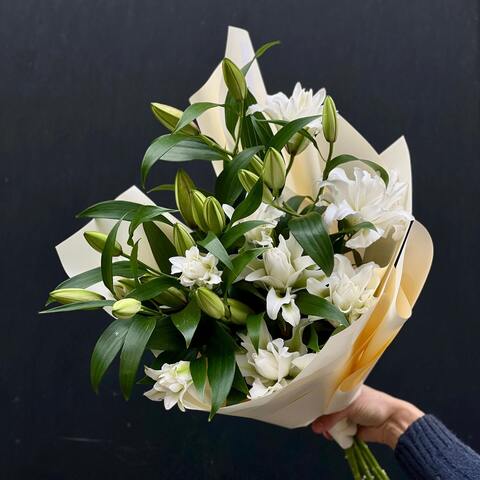 Photo of 7 lily branches in a bouquet «Fragrant Lily»
