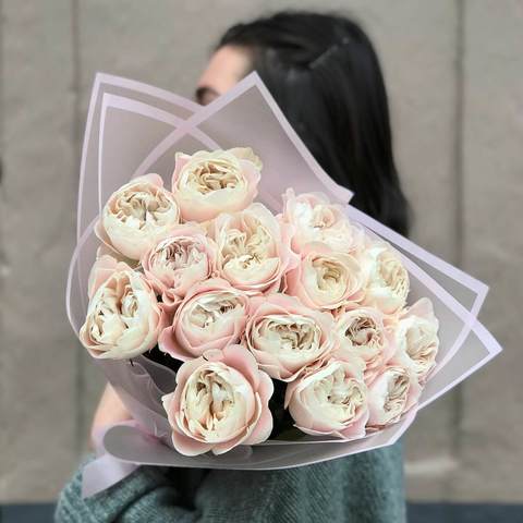 Піоновидна троянда «Chiffon» (Vip Roses), Троянда Шифон — одна з новинок садових троянд плантації Vip Roses. Ця блідо-рожева троянда чудова. Розмір бутона і приголомшлива форма вас загіпнотизує. Крім вишуканого зовнішнього вигляду - ця троянда стійка, нею можна насолоджуватися протягом 10+ днів! Chiffon — ідеальна троянда для всіх ваших весільних та флористичних композицій або для того, щоб здивувати когось особливого.
У букеті на фото 15 блідо-рожевих троянд.