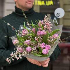 Букет із піоновидних тюльпанів і рожевої геністи «Весняний комплімент»