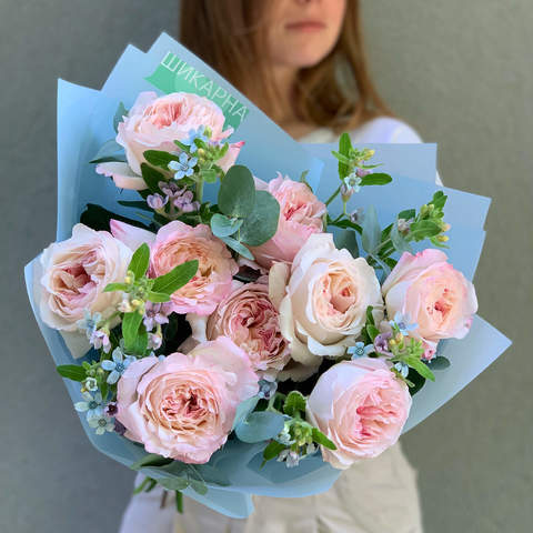 9 піоновидних троянд у букеті «Романтичні пелюстки», Квіти: 9 піоновидних троянд «Mayra's Bridal Pink», Евкаліпт, Оксіпеталум