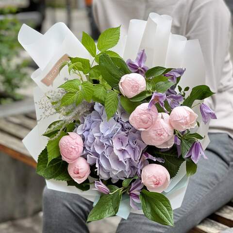 Bouquet «Angelic honey», Flowers: Hydrangea, Pion-shaped rose, Clematis