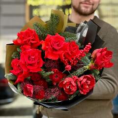 Червоний яскравий букет з трояндами Nina, ранункулюсами та амарилісом «Полум'я зими»