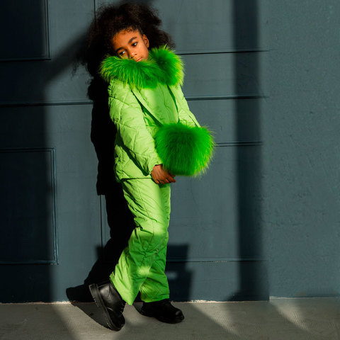Детский демисезонный костюм зеленого цвета с натуральной опушкой