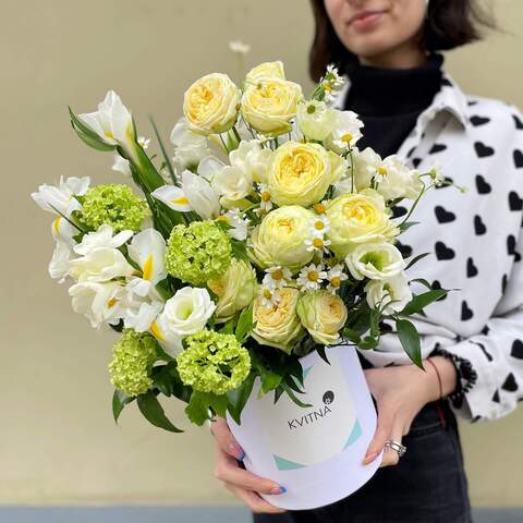 Цветы в коробке «Чистая надежда», Цветы: Роза пионовидная, Вибурнум, Ирис, Танацетум, Рускус