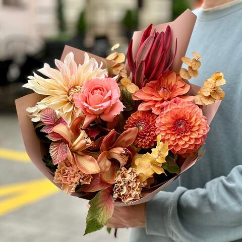 Autumnal bouquet «Hello, Autumn!», Flowers: Eucalyptus, Rubus Idaeus, Cymbidium, Dianthus, Dahlia, Leucadendron, Pion-shaped rose