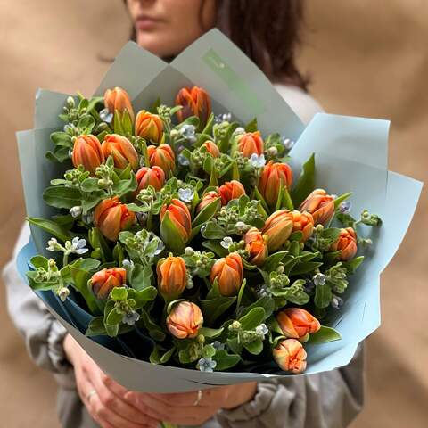 Контрастный букет из пионовидных тюльпанов и оксипеталума «Апельсиновое небо», Цветы: Тюльпан пионовидный, Оксипеталум
