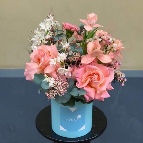 Коробка с цветами «Красота цветов», Цветы: Роза, Хамелациум, Нарцисс, Стифа, Диантус, Озотамнус, Тюльпан, Эвкалипт