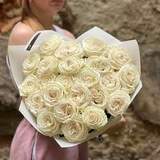 Photo of 23 Playa Blanca roses in a bouquet «Light Ray»