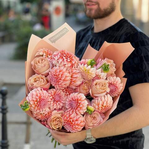 Bouquet «Peach embrace», Flowers: Dahlia, Rose