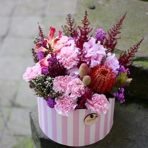 Яскраво-ніжна квіткова коробочка, Ця композиція вже сама по собі прекрасний привід для того щоб дарувати гарні квіти. Наша яскраво-ніжна квіткова коробочка для привітання найкращої подруги з днем народження