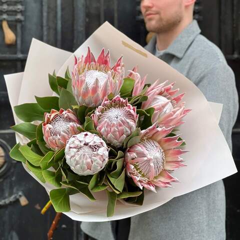7 king proteas in a bouquet «Unusual Crown», Flowers: Protea King