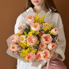 Вишуканий букет із преміальної піоновидної троянди Джульєтта та запашних весняних квітів «Кохане сонце»