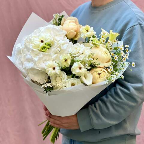 Light bouquet with hydrangea and peonies «Birth of the Moon», Flowers: Tanacetum, Bush Rose, Hydrangea, Paeonia, Ranunculus