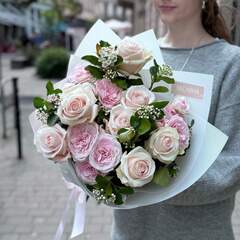 Тендітний букет з трояндами «Рум'яна панночка»