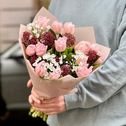 Нежный букет с тюльпанами и аллиумами «Весенний цветочек», Цветы: Тюльпан пионовидный, Аллиум, Скимия