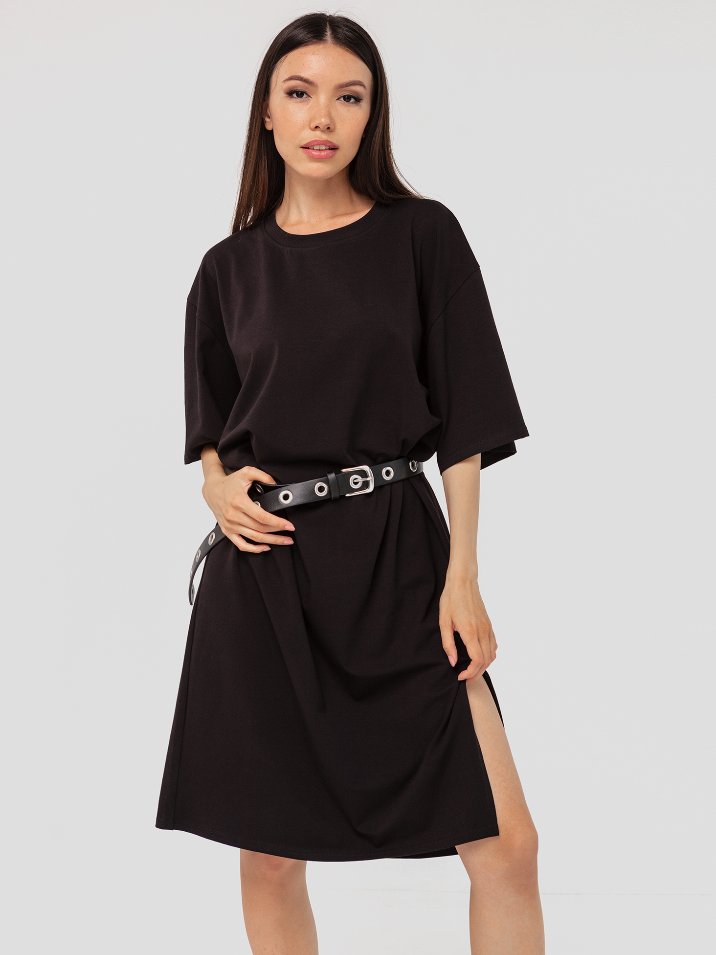 Платье-футболка черное с разрезом 