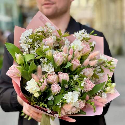 Зефирно-нежный весенний букет «Апрельский аромат», Цветы: Фрезия, Тюльпан, Лагурус, Цвет вишни