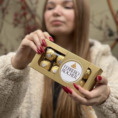 Ferrero Rocher — girls love these exquisite crunchy candies in golden packaging (100 g.), Girls love sweets, especially these popular Ferrero Rocher candies!