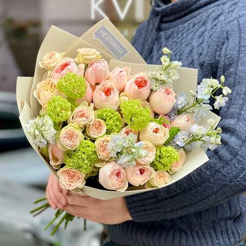 Изысканный букет с пионовидными розами и вибурнумом «Турмалиновая капелька», Цветы: Вибурнум, Роза пионовидная, Роза пионовидная кустовая, Дельфиниум