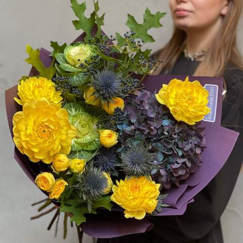 Contrasting autumn bouquet «Polar Sun», Flowers: Peony Spray Rose, Brassica, Viburnum (berries), Dahlia, Eryngium, Hydrangea