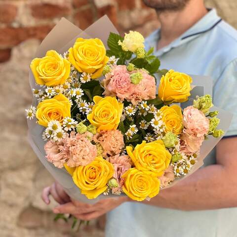 Light bouquet with roses and eustoma «Warm cosiness», Flowers: Rose, Tanacetum, Rubus Idaeus, Eustoma