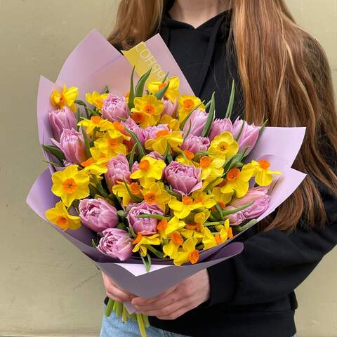 Букет «Весёлая весняночка», Цветы: Тюльпан пионовидный, Нарцисс кустовой
