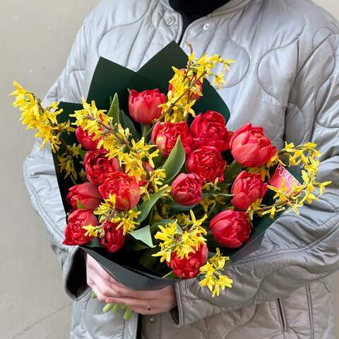 Букет «Цветы без причины», Цветы: Тюльпан пионовидный, Форзиция