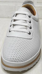 Спортивні туфлі снікерси жіночі. Білі шкіряні кеди туфлі з перфорацією Brenda White.