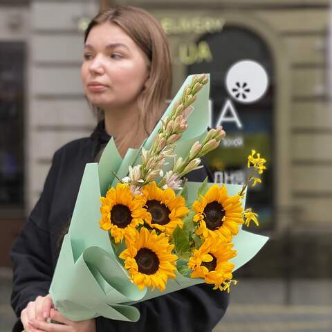 Photo of Bouquet with sunflowers and tuberose «Spring Bee»